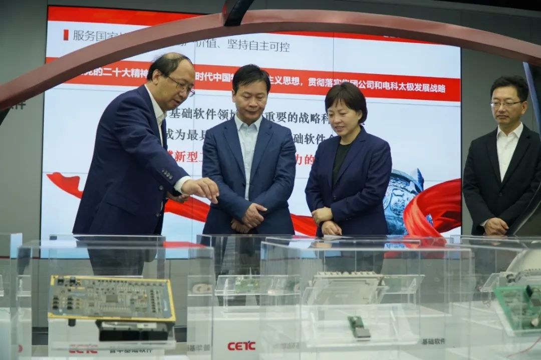 上海市浦东新区区长吴金城调研普华基础软件