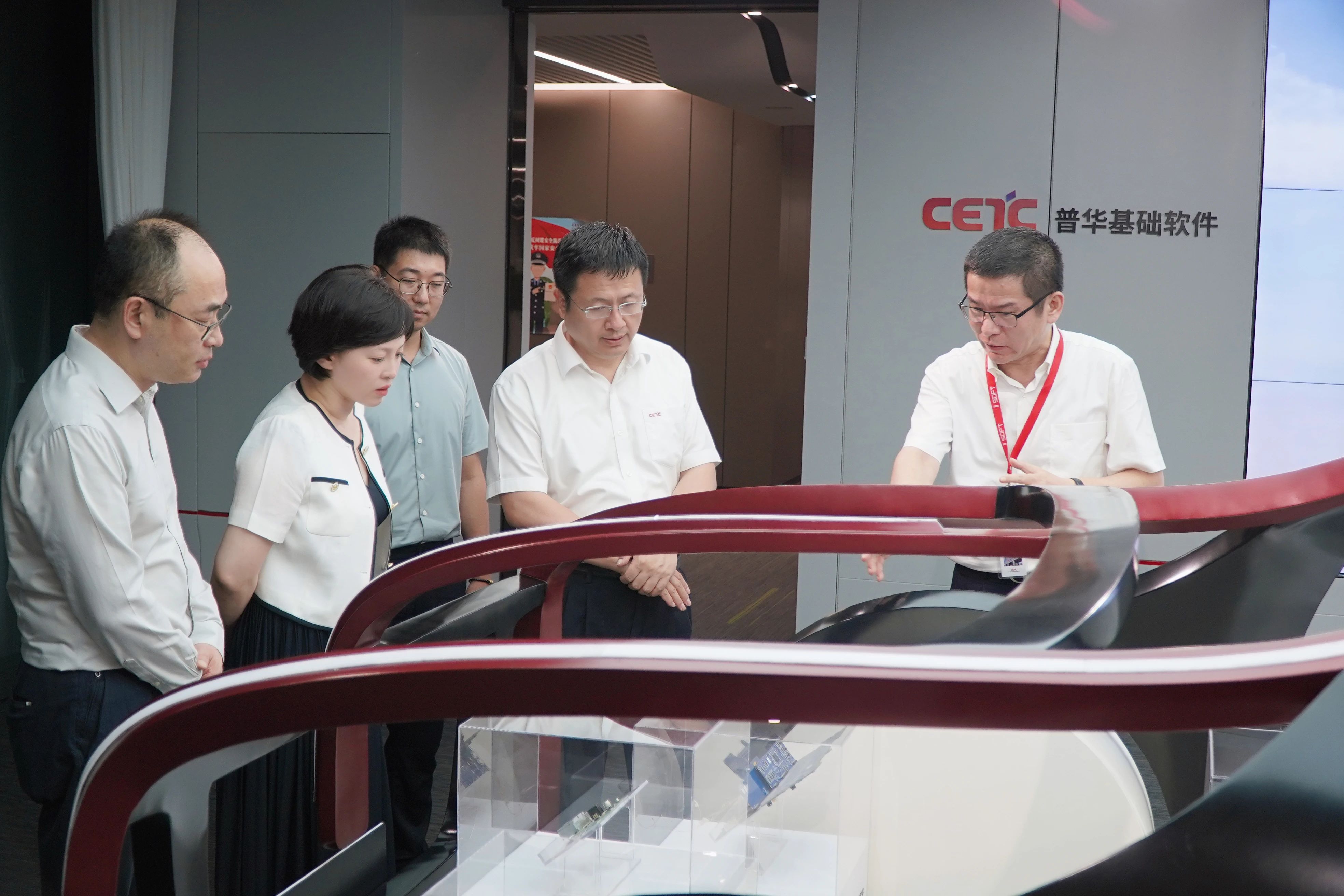 中国电科总监李海鹏调研普华基础软件